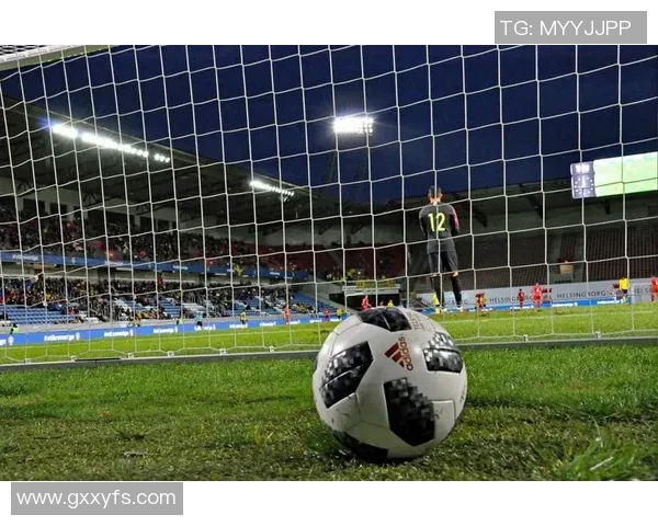 足球球星背影插画展现竞技场上的孤独与坚韧精神