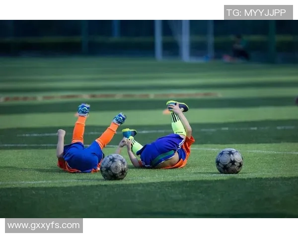 梳着背头的足球球星展现自信魅力,球场外的独特风采与个性塑造 梳着背头的足球球星展现自信魅力,球场外的独特风采与个性塑造