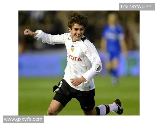 足球球星佩戴项链展现个性魅力与赛场时尚风格结合