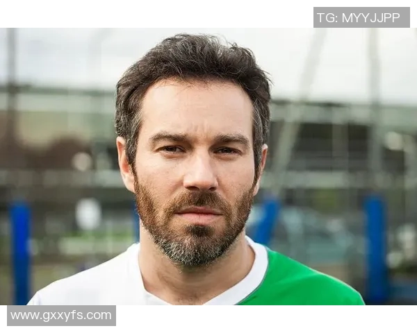 足球球星拍照姿势解析展现运动员独特魅力与个性风采